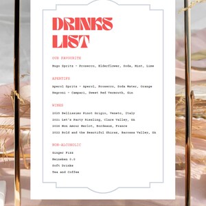 Puede incluir: Una lista de bebidas enmarcada con un t&iacute;tulo rojo y blanco "DRINKS LIST". La lista incluye una secci&oacute;n para "Our Favourite", "Aperitifs", "Wines" y "Non-Alcoholic".