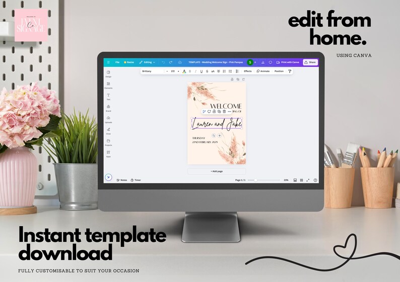 Puede incluir: Una pantalla de ordenador que muestra una plantilla de cartel de bienvenida en Canva. El cartel presenta un dise&ntilde;o floral rosa y blanco con el texto "Bienvenido a nuestra boda" y "Lauren y Jake". El texto "editar desde casa. USAR CANVA" se muestra encima de la pantalla del ordenador.
