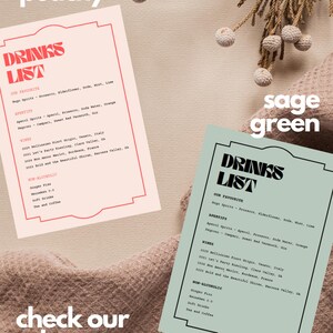 Puede incluir: Dos carteles de men&uacute; de bebidas con un esquema de color melocot&oacute;n y verde salvia. Los carteles enumeran las bebidas, incluidos vinos, aperitivos y opciones sin alcohol. El texto en los carteles dice "Drinks List" y "Our Favorite".