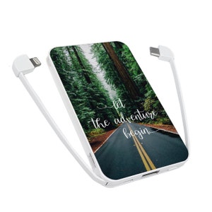 Power bank. Power bank personalizado La aventura comienza en madera. Power bank personalizado 5000 mah. Cargador de power bank. Power bank para iPhone. Power bank USB