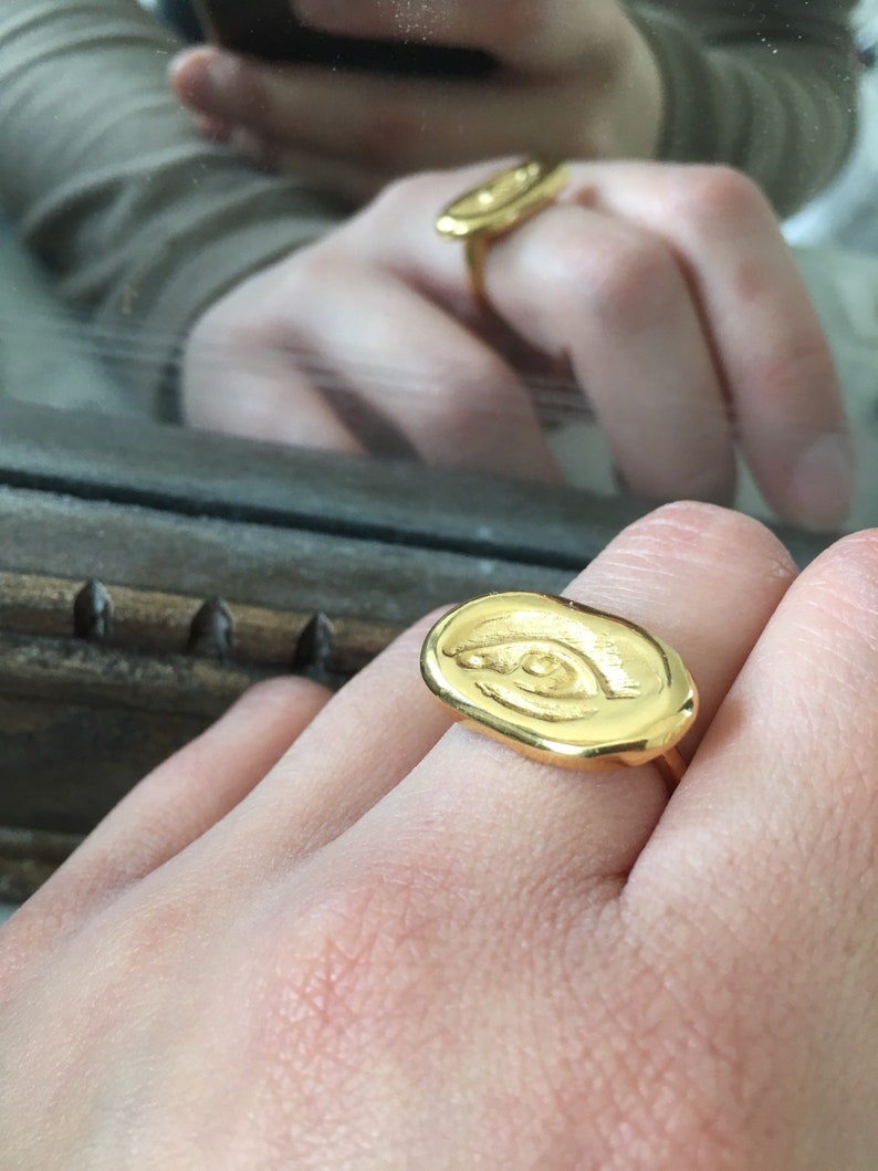 Handcarved \u00ab\u00a0Eye\u00a0\u00bb ring Size 50.5. brass and goldplated