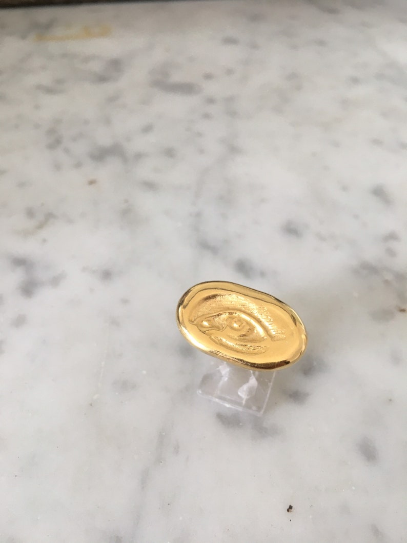 Handcarved \u00ab\u00a0Eye\u00a0\u00bb ring Size 50.5. brass and goldplated