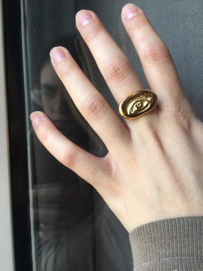 Handcarved \u00ab\u00a0Eye\u00a0\u00bb ring Size 50.5. brass and goldplated