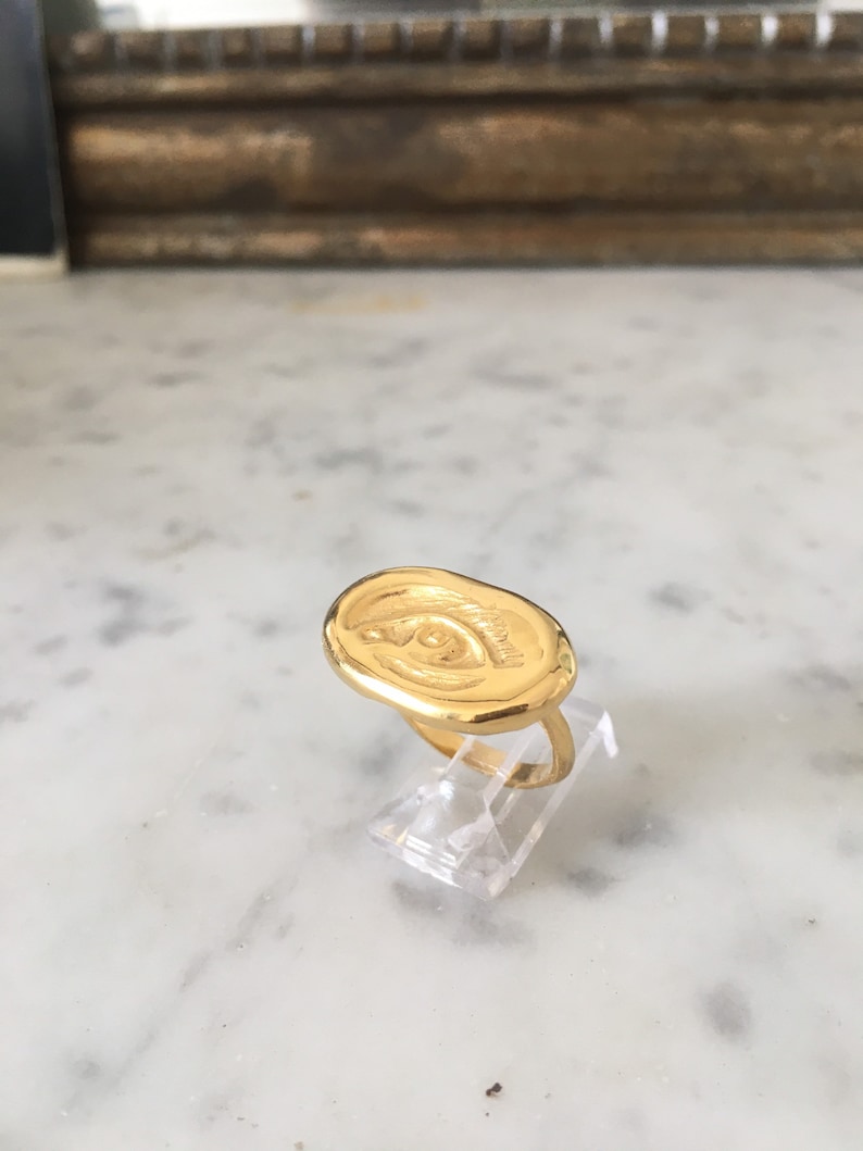Handcarved \u00ab\u00a0Eye\u00a0\u00bb ring Size 50.5. brass and goldplated