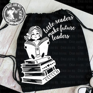 Puede incluir: Ilustración en blanco y negro de una niña sentada en una pila de libros leyendo un libro. El texto "little readers make future leaders" está escrito sobre un fondo negro.