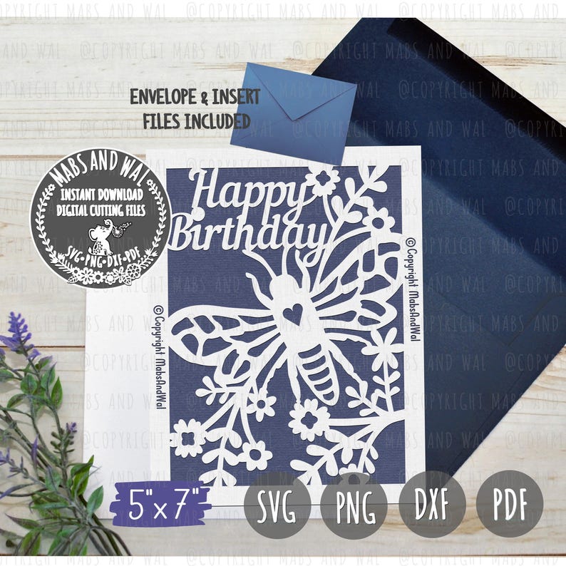 Pode incluir: Um design de arquivo de corte digital para um cart&atilde;o de 12,7x17,8 cm com uma borboleta branca com um cora&ccedil;&atilde;o na asa, cercada de flores e o texto "Feliz anivers&aacute;rio". O design est&aacute; sobre um fundo azul.