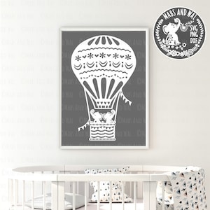 Puede incluir: Una silueta blanca de dos elefantes montando en un globo aerostático con un diseño estampado. El globo está rodeado de banderas. La imagen está sobre un fondo gris.