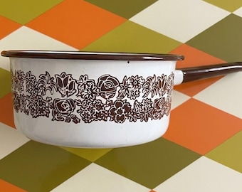 Olla de cocina vintage de esmalte con diseño floral en marrón y blanco con asa.