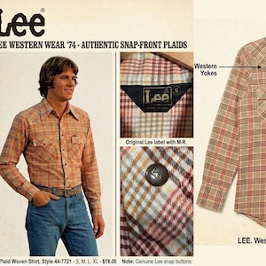 Könnte beinhalten: Vintage Lee Western Wear '74 kariertes Hemd. Das langärmlige Hemd hat einen Druckknopfverschluss, Pattentaschen und Westernpasse. Das Hemd ist ein gewebtes Karomuster in Braun-, Rot- und Beigetönen. Das Bild zeigt auch das Lee-Etikett und einen Model.