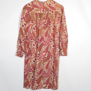 Vintage 60s Psychedelic Paisley Print Burlap Shift Dress Made In USA Size S image 4