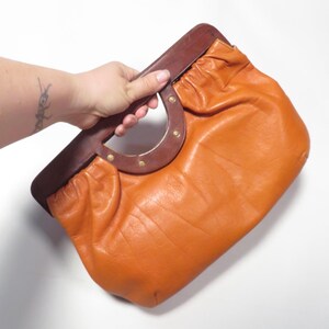 Bolso de mano grande vintage de los años 70 con asa de madera de cuero naranja