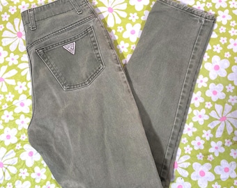 Vaqueros Guess vintage de los 90, color verde militar, con botones, fabricados en EE. UU., talla 28.