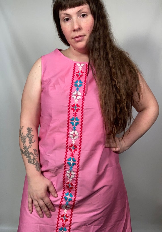 Vintage 60s/70s Plus Size Embroidered Pink House … - image 2