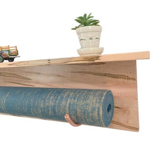 Houten yogamatrek met plank: koperen haakwandmontage