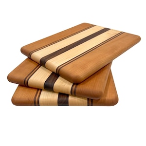 Tabla de cortar de madera de cerezo, arce y nogal hecha a mano