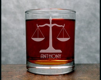 Verre à whisky gravé d'un avocat de 11,2 oz - Balance de la justice - Cadeau personnalisé pour diplômé en droit - Cadeau de retraite - Personnalisation gratuite