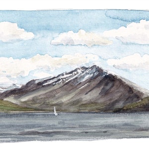 Pode incluir: Uma pintura em aquarela de uma cordilheira com um pequeno veleiro em primeiro plano. O céu é azul com nuvens brancas. A cordilheira é marrom e verde com um pico branco coberto de neve.