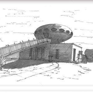 以下が含まれることがあります： 白いフレームで囲まれた、白黒の線画。家の屋根の上に円盤型のUFOが乗っている。家は木製のデッキと玄関への通路がある。