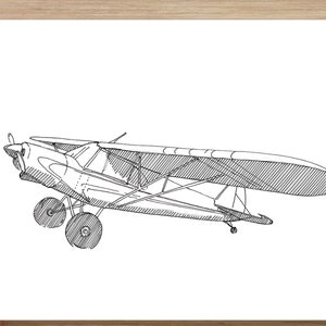 Puede incluir: Un dibujo en blanco y negro de un avión Piper Super Cub, visto de frente. El avión tiene una sola hélice y dos ruedas a cada lado.