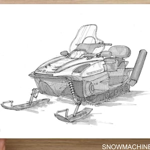 Op de afbeelding: Een zwart-witte lijntekening van een sneeuwscooter. De sneeuwscooter is naar voren gericht en heeft een voorruit, een stoel en een rupsband. De sneeuwscooter staat op een witte achtergrond.