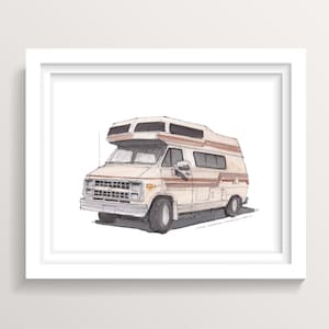 Op de afbeelding: Waterverfillustratie van een vintage camper in crème- en bruintinten, wit omlijst. De camper heeft een verhoogd dak, meerdere ramen en een klassiek ontwerp. Het kunstwerk is rechtsonder gesigneerd.