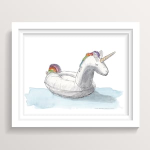 Può includere: Un'illustrazione disegnata a mano di un galleggiante per piscina gonfiabile a forma di unicorno bianco con criniera e coda arcobaleno. L'unicorno galleggia su uno sfondo acquerellato blu chiaro.