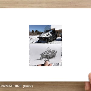 Op de afbeelding: Een zwart-witte schets van een sneeuwscooter op een vel papier. De sneeuwscooter is gedetailleerd getekend, met een voorruit, een stuur en rupsbanden. De schets wordt in een hand gehouden, en de achtergrond is een wazig beeld van een sneeuwscooter in de sneeuw.