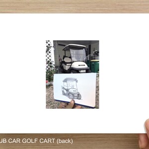 以下が含まれることがあります： 白いClub Carゴルフカート、黒い屋根と座席。家の前に駐車されています。その下に、ゴルフカートのスケッチが人の手で持たれています。「CLUB CAR GOLF CART (back)」というテキストが下にあります。
