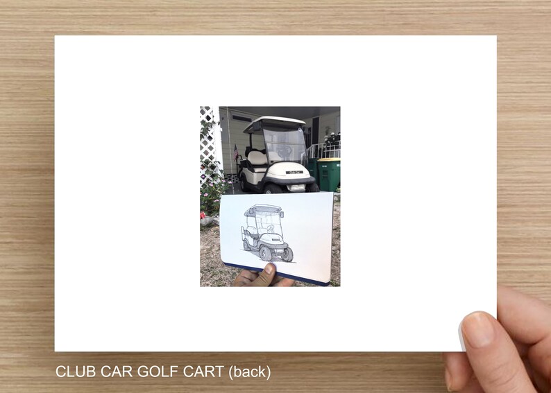 以下が含まれることがあります： 白いClub Carゴルフカート、黒い屋根と座席。家の前に駐車されています。その下に、ゴルフカートのスケッチが人の手で持たれています。「CLUB CAR GOLF CART (back)」というテキストが下にあります。