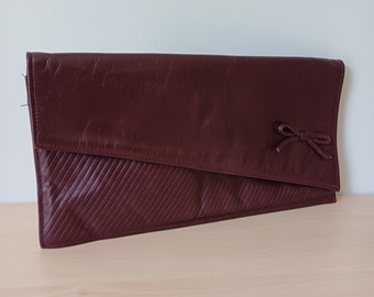 Pochette vintage des années 1970 en cuir souple bordeaux foncé | sac passepoilé | pochette enveloppe | bohème