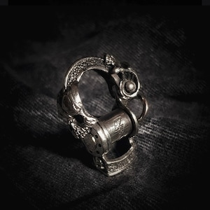 Skull catapult shackle