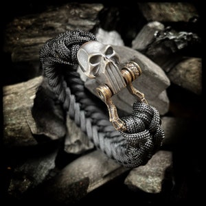 Skull clasp paracord bracelet