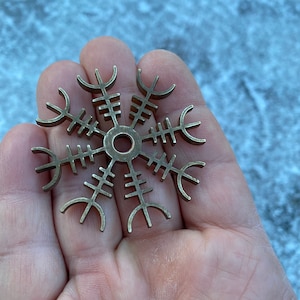 Aegishjálmur Taschenamulett aus 4 mm geschliffenem Messing
