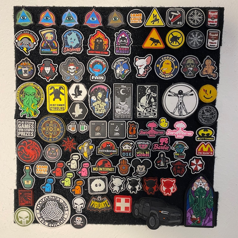 Puede incluir: Un collage de parches bordados coloridos con varios dise&ntilde;os, incluyendo personajes de dibujos animados, animales y texto. Los parches est&aacute;n dispuestos sobre un fondo negro e incluyen frases como "Same Shit", "Do It", "The Death", "No Internet", y "I'm lovin' it".