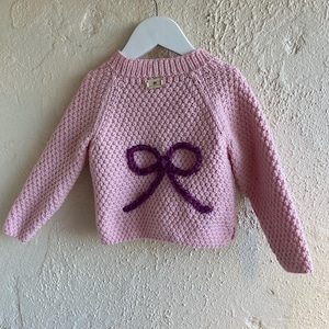 Handgefertigte rosa Strickjacke mit Schleifen-Stickerei für Kleinkinder – Kuscheliger Babypullover – 1-2 Jahre – Perfektes Geschenk zum Valentinstag