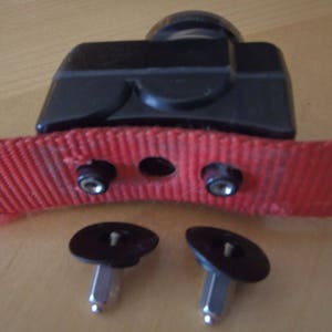 Puede incluir: Un collar de entrenamiento para perros negro y rojo con dos puntos de contacto plateados. El collar est&aacute; hecho de una correa de nylon roja con una unidad receptora de pl&aacute;stico negro. Los puntos de contacto est&aacute;n unidos a la unidad receptora con tapas de pl&aacute;stico negro.