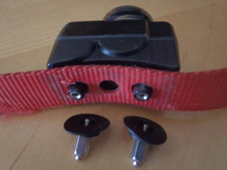 Puede incluir: Un collar de entrenamiento para perros negro y rojo con dos puntos de contacto plateados. El collar est&aacute; hecho de una correa de nylon roja con una unidad receptora de pl&aacute;stico negro. Los puntos de contacto est&aacute;n unidos a la unidad receptora con tapas de pl&aacute;stico negro.