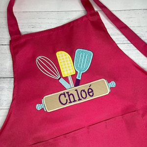 Tablier rose brodé personnalisé pour enfants pour filles/garçons - tailles 3-6 ans et 7-13 ans - petit cadeau d&#39;anniversaire de chef ou d&#39;enfant - livraison gratuite au Canada