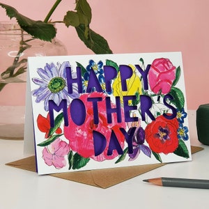Tarjeta brillante para el Día de la Madre, tarjeta brillante para el Día de la Madre con papel recortado y flores