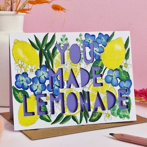 Biglietto ben fatto, biglietto di congratulazioni, quando la vita ti dà limoni fai limonata, carta limonata, carta stampata limonata, carta tagliata carta ben fatta