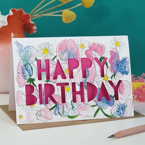 Cartão de aniversário com recorte de papel e flores de abril