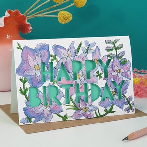 Cartão de aniversário com corte de papel de flor de nascimento de julho
