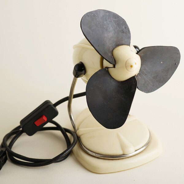 Vintage Bakelite Electric Fan / Table Oscillating Fan / Desk Fan 50's / Beige cream Mid Century design