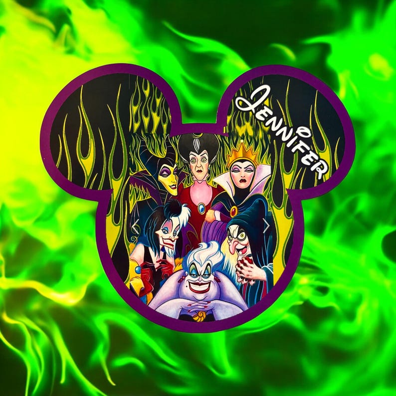 Pu&ograve; includere: Un design a forma di testa di Topolino viola con cattivi Disney. L'immagine include personaggi come Malefica e Ursula, su uno sfondo di fiamme verdi. Il nome "Jennifer" &egrave; scritto in bianco.