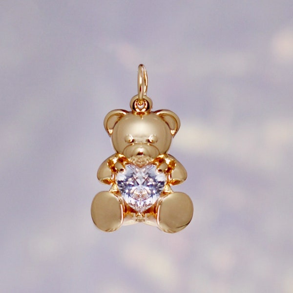 Breloque ours en peluche - bijoux amusants - pendentif, pavé de cristal et or - petit ! Joli cadeau d'amitié - Angelcore - Bijoux Wildflower + Co.