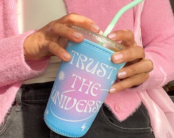 Café glacé confortable Trust the Universe - Citation inspirante - Motivation - Pochette pour café glacé - Pochette pour boisson réutilisable - Boisson Coozie