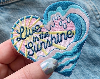 Patch Live in the Sunshine - écusson thermocollant vagues océaniques - mer - plage - surf - soleil - vagues - écussons brodés - fille noix de coco - fleurs sauvages