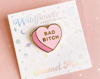 Bad Bitch ハートキャンディエナメルピン - Bad Bitch ピン - かわいいピンクのハート型ピン - Brat - フェミニストギフト - 帽子ピン - Wildflower + Co. ギフト