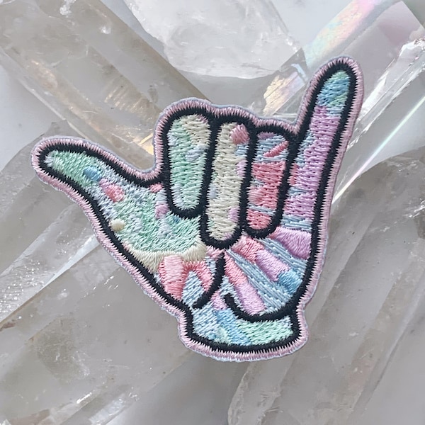 Hang Loose Surf Patch - Tie Dye Iron On Patch - Toppe ricamate per giacche - Spiaggia - Oceano - Fiore di campo + Co. Fai da te