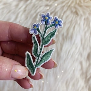 忘れな草の花のパッチ - ボタニカルコテージコアアイロンパッチ - ジャケット用刺繍パッチ + 花柄 - Wildflower + co. DIY